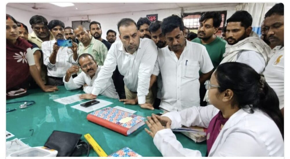 चकिया। डेढ़ वर्ष की मासूम के साथ दुष्कर्म के आरोपित की गिरफ्तारी के बाद अब मेडिकल प्रक्रिया में कथित देरी ने स्वास्थ्य व्यवस्था की संवेदनशीलता पर सवाल खड़े कर दिए हैं। पीड़ित परिवार को रात करीब 11 बजे से अगले दिन दोपहर दो बजे के बाद तक मेडिकल के लिए चकिया से चंदौली और फिर चंदौली से चकिया के चक्कर लगाने पड़े। इससे परिजनों के साथ ही स्थानीय लोगों में भी आक्रोश बढ़ता गया। बताया गया कि मासूम को मेडिकल के लिए जिला संयुक्त चिकित्सालय लाया गया, लेकिन बाद में उसे दोबारा चंदौली भेजे जाने की बात सामने आने पर लोग आक्रोशित हो गए। सभासद ज्योति गुप्ता, रवि गुप्ता, राजू वर्मा, मोहन वर्मा, शिवरतन गुप्ता, राजकिशोर, बुद्धू, प्रदीप गुप्ता, राजन गुप्ता और अनिल साहू समेत बड़ी संख्या में लोग अस्पताल की इमरजेंसी में पहुंच गए। लोगों ने तत्काल सीएमएस को मौके पर बुलाने की मांग की। मामले की गंभीरता को देखते हुए सीएमएस मौके पर पहुंचे और परिजनों व लोगों की बात सुनी। इसके बाद ड्यूटी पर तैनात चिकित्सक डॉ. रोमा को बुलाकर तत्काल मेडिकल परीक्षण कराने का निर्देश दिया। काफी प्रयास के बाद मासूम का मेडिकल परीक्षण कराय मेडिकल में देरी की जानकारी मिलते ही क्षेत्रीय विधायक कैलाश आचार्य ने लखनऊ से ही मामले में हस्तक्षेप किया। उन्होंने सीएमएस, सीएमओ, थाना प्रभारी और पुलिस अधीक्षक से फोन पर वार्ता कर मासूम की मेडिकल प्रक्रिया तत्काल पूरी कराने के निर्देश दिए। प्रभारी मंत्री ने भी अधिकारियों से बात कर आवश्यक कार्रवाई के निर्देश दिए। व्यापार मंडल अध्यक्ष विष्णु जायसवाल के नेतृत्व में मनोज चौहान, अंकित समेत अन्य व्यापारियों ने भी पीड़ित परिवार के साथ खड़े होकर तत्काल मेडिकल और आरोपित के खिलाफ कठोर कार्रवाई की मांग की। देरी पर जिम्मेदारी तय करने की मांग घटना ने व्यवस्था के सामने बड़ा सवाल खड़ा किया है कि इतनी कम उम्र की पीड़िता के मामले में मेडिकल जैसी महत्वपूर्ण प्रक्रिया में घंटों की देरी क्यों हुई। स्थानीय लोगों का कहना है कि ऐसे संवेदनशील मामलों में अस्पतालों के बीच बेहतर समन्वय होना चाहिए, ताकि पीड़ित परिवार को इधर-उधर भटकना न पड़े। अब लोग मेडिकल में हुई कथित देरी की जिम्मेदारी तय कर कार्रवाई की मांग कर रहे हैं।