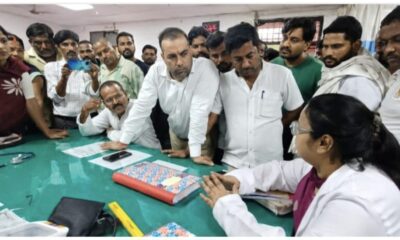 चकिया। डेढ़ वर्ष की मासूम के साथ दुष्कर्म के आरोपित की गिरफ्तारी के बाद अब मेडिकल प्रक्रिया में कथित देरी ने स्वास्थ्य व्यवस्था की संवेदनशीलता पर सवाल खड़े कर दिए हैं। पीड़ित परिवार को रात करीब 11 बजे से अगले दिन दोपहर दो बजे के बाद तक मेडिकल के लिए चकिया से चंदौली और फिर चंदौली से चकिया के चक्कर लगाने पड़े। इससे परिजनों के साथ ही स्थानीय लोगों में भी आक्रोश बढ़ता गया। बताया गया कि मासूम को मेडिकल के लिए जिला संयुक्त चिकित्सालय लाया गया, लेकिन बाद में उसे दोबारा चंदौली भेजे जाने की बात सामने आने पर लोग आक्रोशित हो गए। सभासद ज्योति गुप्ता, रवि गुप्ता, राजू वर्मा, मोहन वर्मा, शिवरतन गुप्ता, राजकिशोर, बुद्धू, प्रदीप गुप्ता, राजन गुप्ता और अनिल साहू समेत बड़ी संख्या में लोग अस्पताल की इमरजेंसी में पहुंच गए। लोगों ने तत्काल सीएमएस को मौके पर बुलाने की मांग की। मामले की गंभीरता को देखते हुए सीएमएस मौके पर पहुंचे और परिजनों व लोगों की बात सुनी। इसके बाद ड्यूटी पर तैनात चिकित्सक डॉ. रोमा को बुलाकर तत्काल मेडिकल परीक्षण कराने का निर्देश दिया। काफी प्रयास के बाद मासूम का मेडिकल परीक्षण कराय मेडिकल में देरी की जानकारी मिलते ही क्षेत्रीय विधायक कैलाश आचार्य ने लखनऊ से ही मामले में हस्तक्षेप किया। उन्होंने सीएमएस, सीएमओ, थाना प्रभारी और पुलिस अधीक्षक से फोन पर वार्ता कर मासूम की मेडिकल प्रक्रिया तत्काल पूरी कराने के निर्देश दिए। प्रभारी मंत्री ने भी अधिकारियों से बात कर आवश्यक कार्रवाई के निर्देश दिए। व्यापार मंडल अध्यक्ष विष्णु जायसवाल के नेतृत्व में मनोज चौहान, अंकित समेत अन्य व्यापारियों ने भी पीड़ित परिवार के साथ खड़े होकर तत्काल मेडिकल और आरोपित के खिलाफ कठोर कार्रवाई की मांग की। देरी पर जिम्मेदारी तय करने की मांग घटना ने व्यवस्था के सामने बड़ा सवाल खड़ा किया है कि इतनी कम उम्र की पीड़िता के मामले में मेडिकल जैसी महत्वपूर्ण प्रक्रिया में घंटों की देरी क्यों हुई। स्थानीय लोगों का कहना है कि ऐसे संवेदनशील मामलों में अस्पतालों के बीच बेहतर समन्वय होना चाहिए, ताकि पीड़ित परिवार को इधर-उधर भटकना न पड़े। अब लोग मेडिकल में हुई कथित देरी की जिम्मेदारी तय कर कार्रवाई की मांग कर रहे हैं।