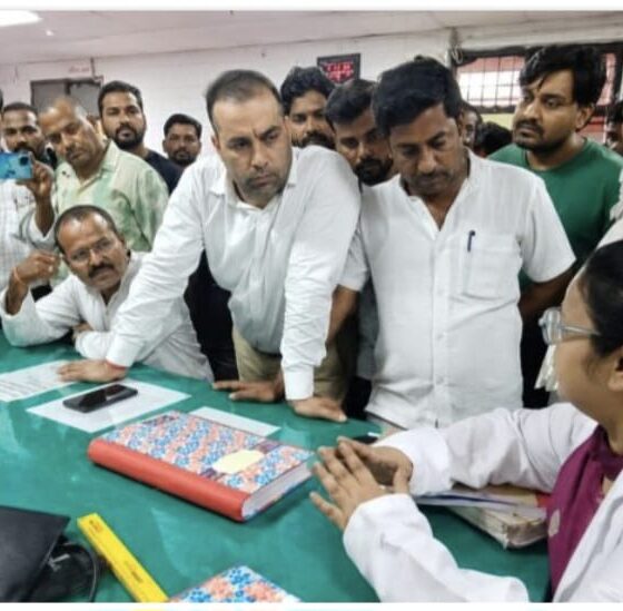 चकिया। डेढ़ वर्ष की मासूम के साथ दुष्कर्म के आरोपित की गिरफ्तारी के बाद अब मेडिकल प्रक्रिया में कथित देरी ने स्वास्थ्य व्यवस्था की संवेदनशीलता पर सवाल खड़े कर दिए हैं। पीड़ित परिवार को रात करीब 11 बजे से अगले दिन दोपहर दो बजे के बाद तक मेडिकल के लिए चकिया से चंदौली और फिर चंदौली से चकिया के चक्कर लगाने पड़े। इससे परिजनों के साथ ही स्थानीय लोगों में भी आक्रोश बढ़ता गया। बताया गया कि मासूम को मेडिकल के लिए जिला संयुक्त चिकित्सालय लाया गया, लेकिन बाद में उसे दोबारा चंदौली भेजे जाने की बात सामने आने पर लोग आक्रोशित हो गए। सभासद ज्योति गुप्ता, रवि गुप्ता, राजू वर्मा, मोहन वर्मा, शिवरतन गुप्ता, राजकिशोर, बुद्धू, प्रदीप गुप्ता, राजन गुप्ता और अनिल साहू समेत बड़ी संख्या में लोग अस्पताल की इमरजेंसी में पहुंच गए। लोगों ने तत्काल सीएमएस को मौके पर बुलाने की मांग की। मामले की गंभीरता को देखते हुए सीएमएस मौके पर पहुंचे और परिजनों व लोगों की बात सुनी। इसके बाद ड्यूटी पर तैनात चिकित्सक डॉ. रोमा को बुलाकर तत्काल मेडिकल परीक्षण कराने का निर्देश दिया। काफी प्रयास के बाद मासूम का मेडिकल परीक्षण कराय मेडिकल में देरी की जानकारी मिलते ही क्षेत्रीय विधायक कैलाश आचार्य ने लखनऊ से ही मामले में हस्तक्षेप किया। उन्होंने सीएमएस, सीएमओ, थाना प्रभारी और पुलिस अधीक्षक से फोन पर वार्ता कर मासूम की मेडिकल प्रक्रिया तत्काल पूरी कराने के निर्देश दिए। प्रभारी मंत्री ने भी अधिकारियों से बात कर आवश्यक कार्रवाई के निर्देश दिए। व्यापार मंडल अध्यक्ष विष्णु जायसवाल के नेतृत्व में मनोज चौहान, अंकित समेत अन्य व्यापारियों ने भी पीड़ित परिवार के साथ खड़े होकर तत्काल मेडिकल और आरोपित के खिलाफ कठोर कार्रवाई की मांग की। देरी पर जिम्मेदारी तय करने की मांग घटना ने व्यवस्था के सामने बड़ा सवाल खड़ा किया है कि इतनी कम उम्र की पीड़िता के मामले में मेडिकल जैसी महत्वपूर्ण प्रक्रिया में घंटों की देरी क्यों हुई। स्थानीय लोगों का कहना है कि ऐसे संवेदनशील मामलों में अस्पतालों के बीच बेहतर समन्वय होना चाहिए, ताकि पीड़ित परिवार को इधर-उधर भटकना न पड़े। अब लोग मेडिकल में हुई कथित देरी की जिम्मेदारी तय कर कार्रवाई की मांग कर रहे हैं।