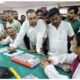 चकिया। डेढ़ वर्ष की मासूम के साथ दुष्कर्म के आरोपित की गिरफ्तारी के बाद अब मेडिकल प्रक्रिया में कथित देरी ने स्वास्थ्य व्यवस्था की संवेदनशीलता पर सवाल खड़े कर दिए हैं। पीड़ित परिवार को रात करीब 11 बजे से अगले दिन दोपहर दो बजे के बाद तक मेडिकल के लिए चकिया से चंदौली और फिर चंदौली से चकिया के चक्कर लगाने पड़े। इससे परिजनों के साथ ही स्थानीय लोगों में भी आक्रोश बढ़ता गया। बताया गया कि मासूम को मेडिकल के लिए जिला संयुक्त चिकित्सालय लाया गया, लेकिन बाद में उसे दोबारा चंदौली भेजे जाने की बात सामने आने पर लोग आक्रोशित हो गए। सभासद ज्योति गुप्ता, रवि गुप्ता, राजू वर्मा, मोहन वर्मा, शिवरतन गुप्ता, राजकिशोर, बुद्धू, प्रदीप गुप्ता, राजन गुप्ता और अनिल साहू समेत बड़ी संख्या में लोग अस्पताल की इमरजेंसी में पहुंच गए। लोगों ने तत्काल सीएमएस को मौके पर बुलाने की मांग की। मामले की गंभीरता को देखते हुए सीएमएस मौके पर पहुंचे और परिजनों व लोगों की बात सुनी। इसके बाद ड्यूटी पर तैनात चिकित्सक डॉ. रोमा को बुलाकर तत्काल मेडिकल परीक्षण कराने का निर्देश दिया। काफी प्रयास के बाद मासूम का मेडिकल परीक्षण कराय मेडिकल में देरी की जानकारी मिलते ही क्षेत्रीय विधायक कैलाश आचार्य ने लखनऊ से ही मामले में हस्तक्षेप किया। उन्होंने सीएमएस, सीएमओ, थाना प्रभारी और पुलिस अधीक्षक से फोन पर वार्ता कर मासूम की मेडिकल प्रक्रिया तत्काल पूरी कराने के निर्देश दिए। प्रभारी मंत्री ने भी अधिकारियों से बात कर आवश्यक कार्रवाई के निर्देश दिए। व्यापार मंडल अध्यक्ष विष्णु जायसवाल के नेतृत्व में मनोज चौहान, अंकित समेत अन्य व्यापारियों ने भी पीड़ित परिवार के साथ खड़े होकर तत्काल मेडिकल और आरोपित के खिलाफ कठोर कार्रवाई की मांग की। देरी पर जिम्मेदारी तय करने की मांग घटना ने व्यवस्था के सामने बड़ा सवाल खड़ा किया है कि इतनी कम उम्र की पीड़िता के मामले में मेडिकल जैसी महत्वपूर्ण प्रक्रिया में घंटों की देरी क्यों हुई। स्थानीय लोगों का कहना है कि ऐसे संवेदनशील मामलों में अस्पतालों के बीच बेहतर समन्वय होना चाहिए, ताकि पीड़ित परिवार को इधर-उधर भटकना न पड़े। अब लोग मेडिकल में हुई कथित देरी की जिम्मेदारी तय कर कार्रवाई की मांग कर रहे हैं।