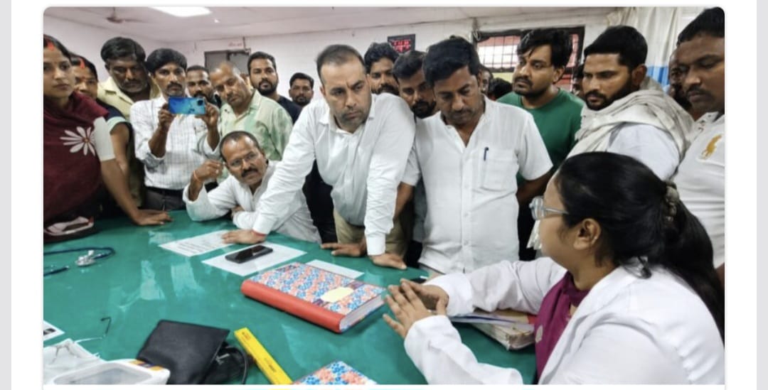 चकिया। डेढ़ वर्ष की मासूम के साथ दुष्कर्म के आरोपित की गिरफ्तारी के बाद अब मेडिकल प्रक्रिया में कथित देरी ने स्वास्थ्य व्यवस्था की संवेदनशीलता पर सवाल खड़े कर दिए हैं। पीड़ित परिवार को रात करीब 11 बजे से अगले दिन दोपहर दो बजे के बाद तक मेडिकल के लिए चकिया से चंदौली और फिर चंदौली से चकिया के चक्कर लगाने पड़े। इससे परिजनों के साथ ही स्थानीय लोगों में भी आक्रोश बढ़ता गया। बताया गया कि मासूम को मेडिकल के लिए जिला संयुक्त चिकित्सालय लाया गया, लेकिन बाद में उसे दोबारा चंदौली भेजे जाने की बात सामने आने पर लोग आक्रोशित हो गए। सभासद ज्योति गुप्ता, रवि गुप्ता, राजू वर्मा, मोहन वर्मा, शिवरतन गुप्ता, राजकिशोर, बुद्धू, प्रदीप गुप्ता, राजन गुप्ता और अनिल साहू समेत बड़ी संख्या में लोग अस्पताल की इमरजेंसी में पहुंच गए। लोगों ने तत्काल सीएमएस को मौके पर बुलाने की मांग की। मामले की गंभीरता को देखते हुए सीएमएस मौके पर पहुंचे और परिजनों व लोगों की बात सुनी। इसके बाद ड्यूटी पर तैनात चिकित्सक डॉ. रोमा को बुलाकर तत्काल मेडिकल परीक्षण कराने का निर्देश दिया। काफी प्रयास के बाद मासूम का मेडिकल परीक्षण कराय मेडिकल में देरी की जानकारी मिलते ही क्षेत्रीय विधायक कैलाश आचार्य ने लखनऊ से ही मामले में हस्तक्षेप किया। उन्होंने सीएमएस, सीएमओ, थाना प्रभारी और पुलिस अधीक्षक से फोन पर वार्ता कर मासूम की मेडिकल प्रक्रिया तत्काल पूरी कराने के निर्देश दिए। प्रभारी मंत्री ने भी अधिकारियों से बात कर आवश्यक कार्रवाई के निर्देश दिए। व्यापार मंडल अध्यक्ष विष्णु जायसवाल के नेतृत्व में मनोज चौहान, अंकित समेत अन्य व्यापारियों ने भी पीड़ित परिवार के साथ खड़े होकर तत्काल मेडिकल और आरोपित के खिलाफ कठोर कार्रवाई की मांग की। देरी पर जिम्मेदारी तय करने की मांग घटना ने व्यवस्था के सामने बड़ा सवाल खड़ा किया है कि इतनी कम उम्र की पीड़िता के मामले में मेडिकल जैसी महत्वपूर्ण प्रक्रिया में घंटों की देरी क्यों हुई। स्थानीय लोगों का कहना है कि ऐसे संवेदनशील मामलों में अस्पतालों के बीच बेहतर समन्वय होना चाहिए, ताकि पीड़ित परिवार को इधर-उधर भटकना न पड़े। अब लोग मेडिकल में हुई कथित देरी की जिम्मेदारी तय कर कार्रवाई की मांग कर रहे हैं।